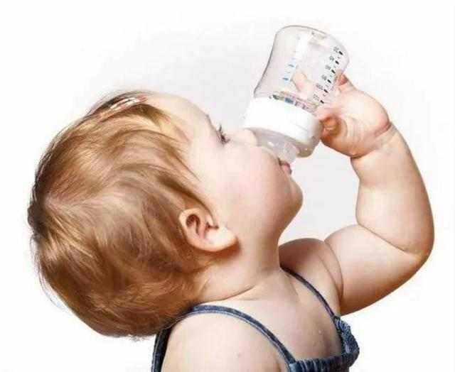 训练宝宝喝水从用奶瓶开始